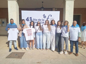Grupo de personas celebrando el Día de la Provincia en Fuentes de Nava