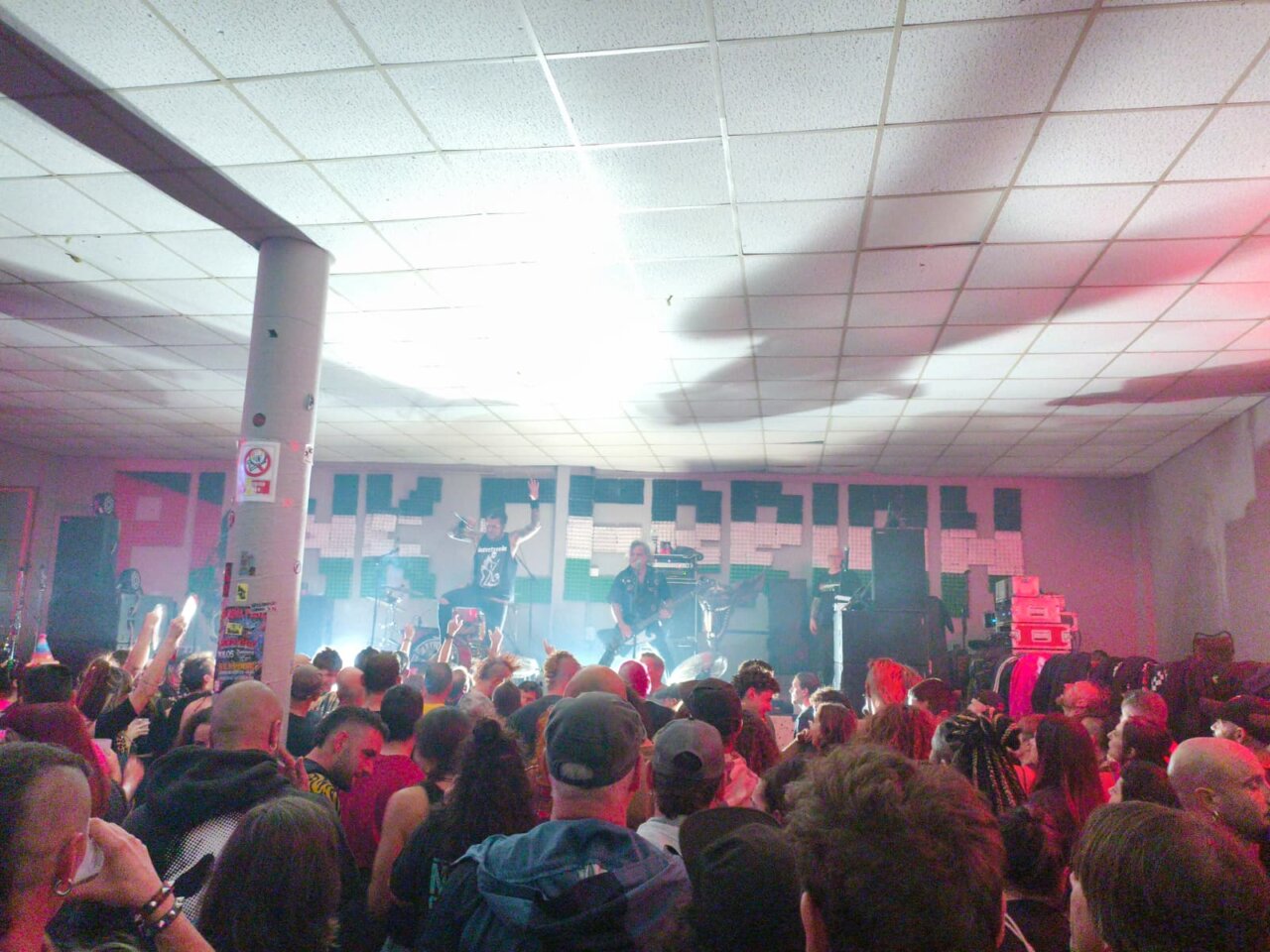 Concierto de punk en San Cebrián de Campos con gran afluencia de público.