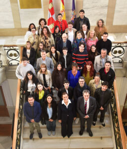 Grupo de jóvenes titulados en un acto de reconocimiento en Palencia