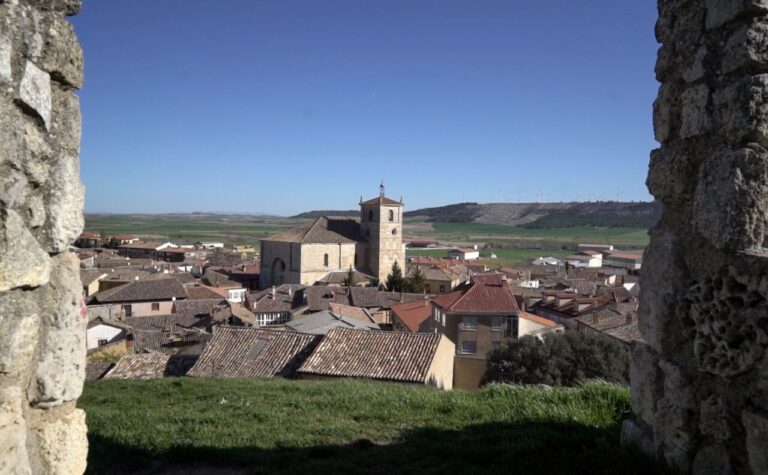 Vista panorámica de un pueblo en la provincia de Palencia con iglesia