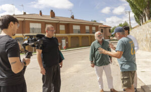 Equipo de filmación discutiendo en la calle sobre el documental del accidente ferroviario