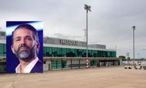 Donatd Trump Jr. en el aeropuerto de Valladolid antes de su vuelo a Roma