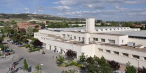 Edificios del Campus de la Yutera junto a una explanada con personas y vehículos
