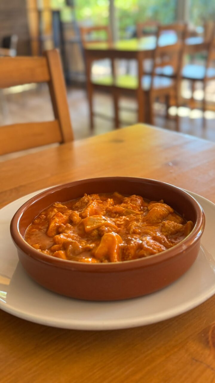 Plato de rabo de toro servido en un restaurante