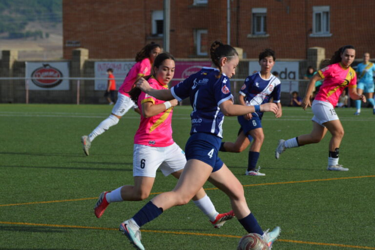 Jugadoras compiten en un partido de fútbol femenino en El Otero