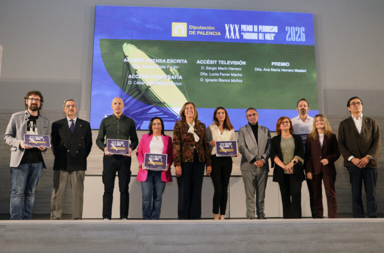 Grupo de personas posa con placas ante una pantalla del Premio de Periodismo Mariano del Mazo.