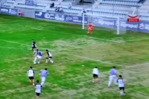 Jugadores en el campo de fútbol de La Balastera con césped en mal estado