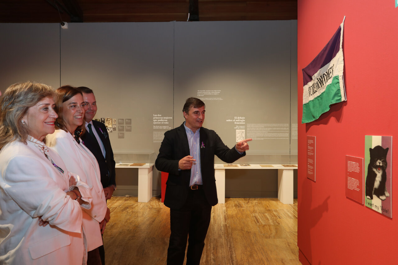 Inauguración de la exposición sobre el sufragio femenino en Palencia