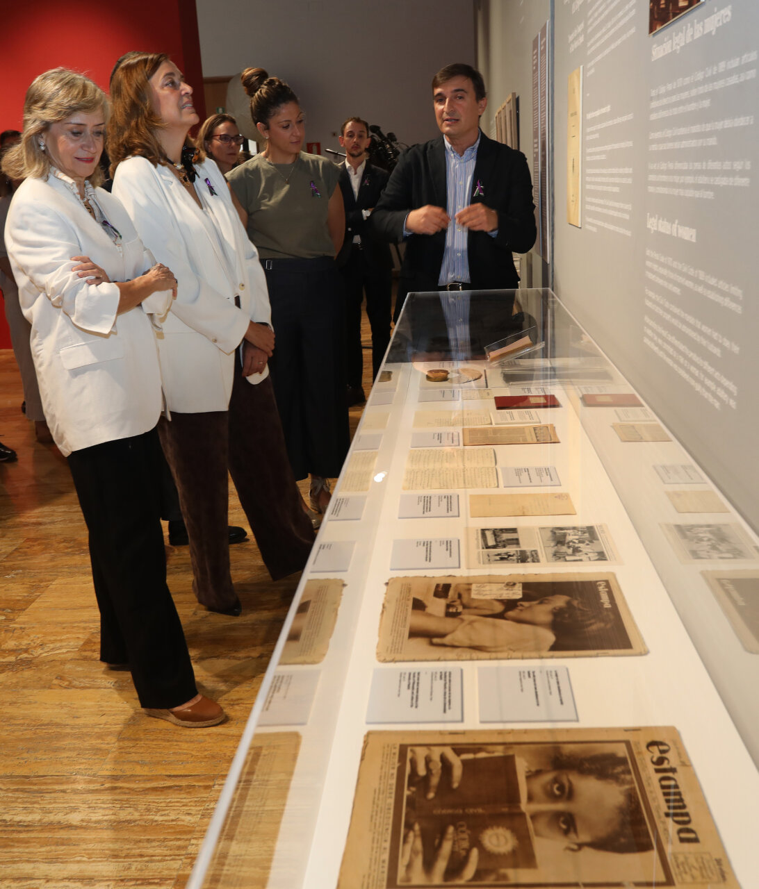 Visita a la exposición sobre el sufragio femenino en Palencia