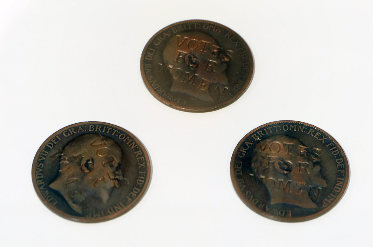 Tres medallas con la inscripción Votes for Women en la exposición sobre el sufragio femenino.