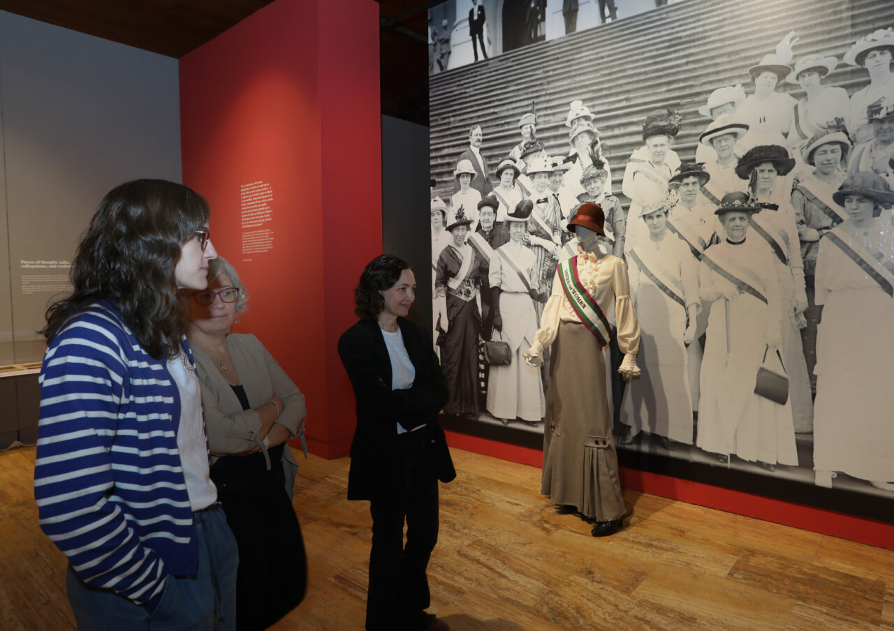Visitantes observando la exposición sobre el sufragio femenino en Palencia