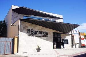 Fachada del auditorio y centro de congresos La Baranda con varias personas en la entrada.