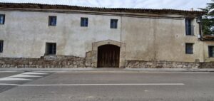 Fachada de la Casa de Pajes, con puerta central de madera y ventanas pequeñas