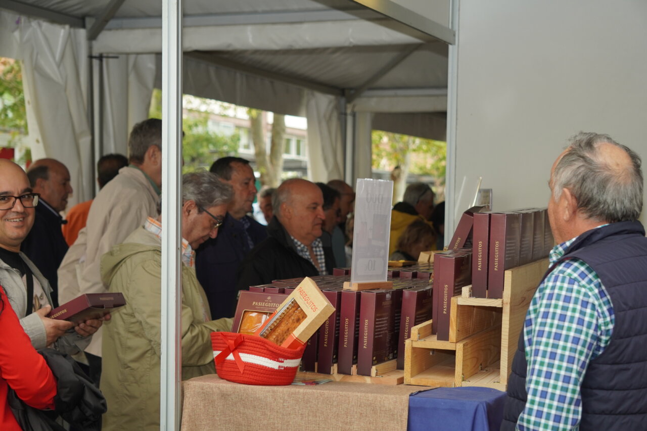 Visitantes en la feria NaturPal observando productos cárnicos