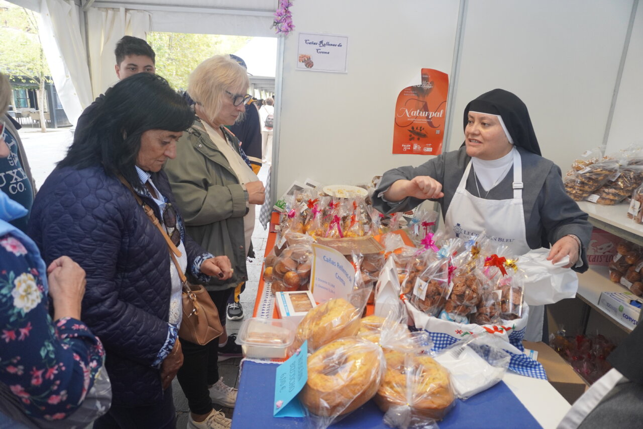 Mujeres observando productos en un puesto de la feria Naturpal