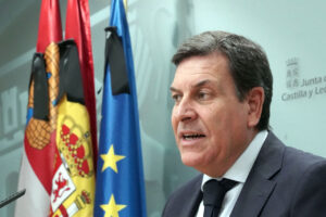 Fernández Carriedo aparece en primer plano ante banderas de Castilla y León y la Unión Europea