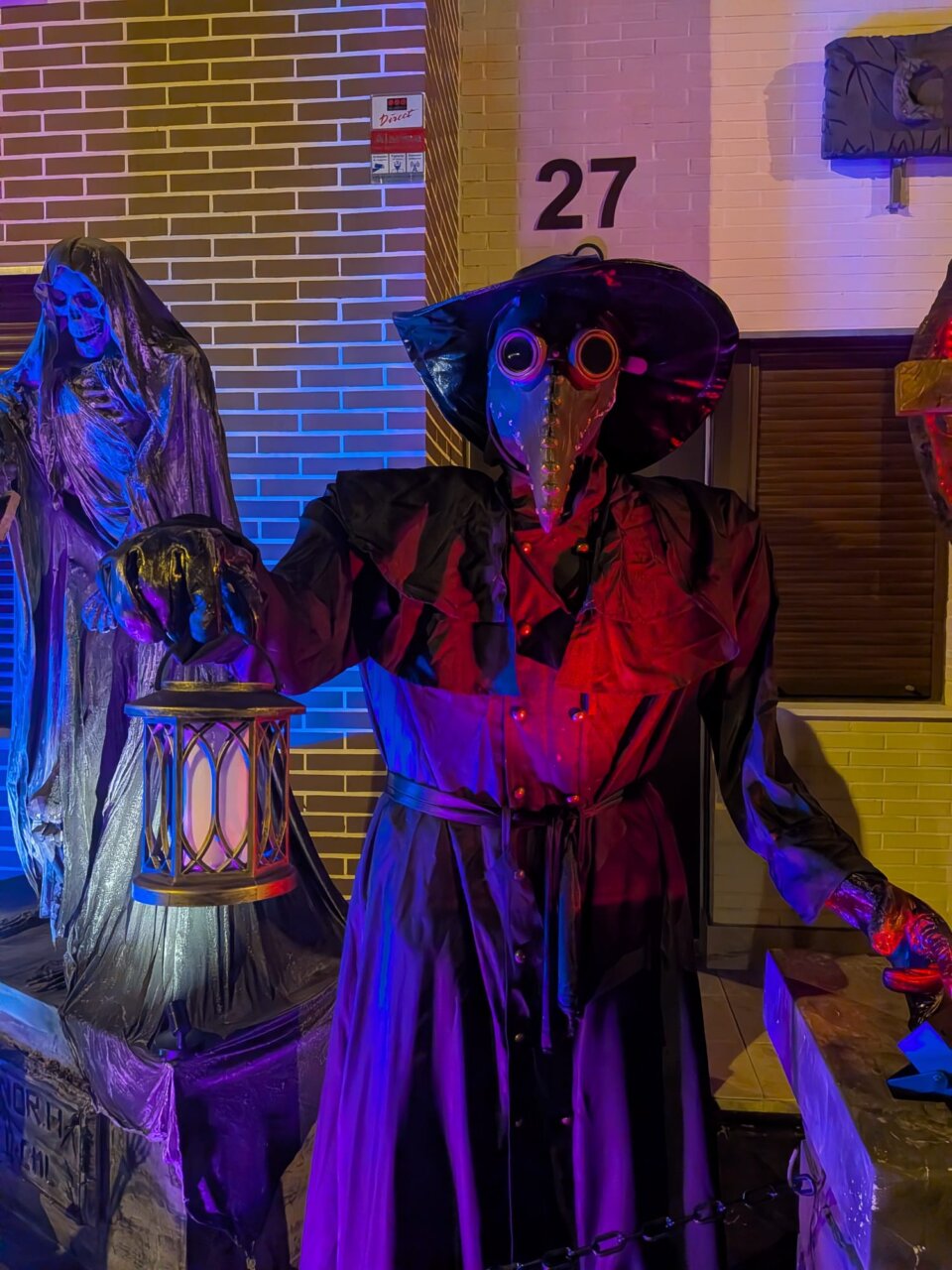 Figuras decorativas de Halloween iluminadas en tonos azules y rojos