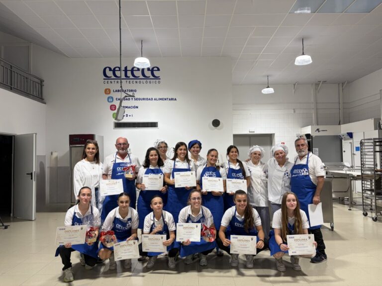 Grupo de alumnos con diplomas en el centro tecnológico CETECE