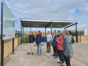 Inauguración del nuevo punto limpio en Grijota con varias personas observando