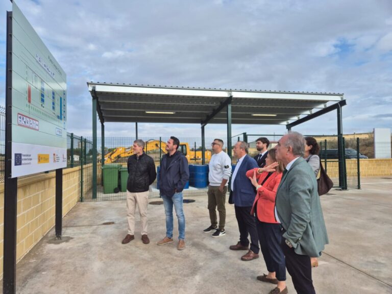 Inauguración del nuevo punto limpio en Grijota con varias personas observando