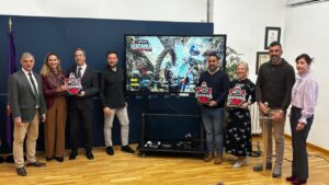 Grupo de nueve personas posa con distintivos de Hixpania junto a una pantalla.