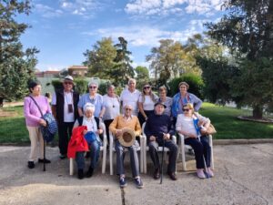 Grupo de personas posa junto a varios árboles en un parque