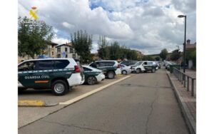 Vehículos de la Guardia Civil en una calle de Aguilar de Campoo