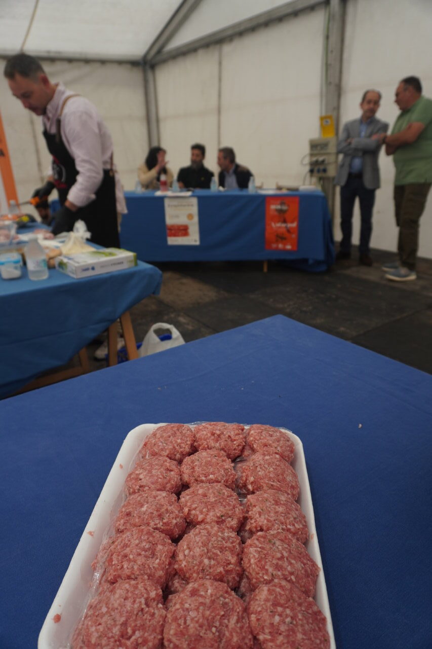 Preparación de hamburguesas en la feria NaturPal en Palencia