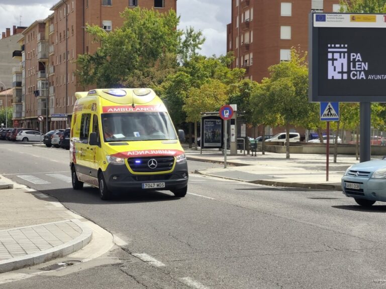 Ambulancia en la calle Andalucía tras un accidente de tráfico