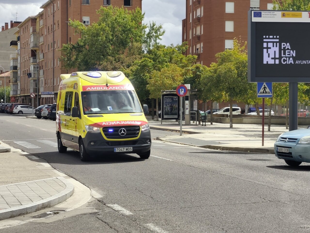 Ambulancia en la calle Andalucía tras un accidente de tráfico