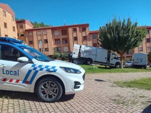 Furgoneta de reparto accidentada en Aguilar de Campoo con vehículo policial