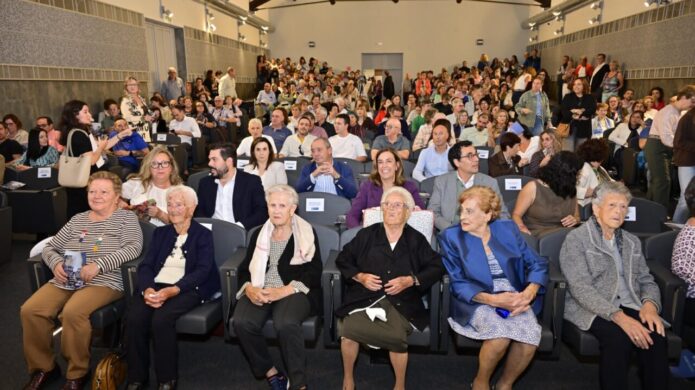 Acto de homenaje a mujeres centenarias en Palencia con gran asistencia.