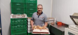 Hombre sosteniendo bandeja con dulces artesanales del Horno de Pablo