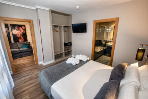 Habitación del Hotel Castilla Vieja con decoración moderna y cómoda.