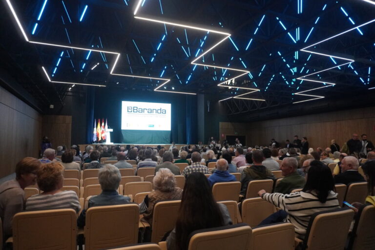 Inauguración del centro cultural La Baranda con asistentes en el auditorio