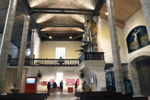 Interior de la iglesia de Fuentes de Nava con visitantes y detalles arquitectónicos