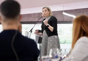 Isabel Blanco hablando en un seminario sobre elecciones y vivienda