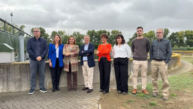 Grupo de personas en la estación depuradora de aguas residuales de Palencia