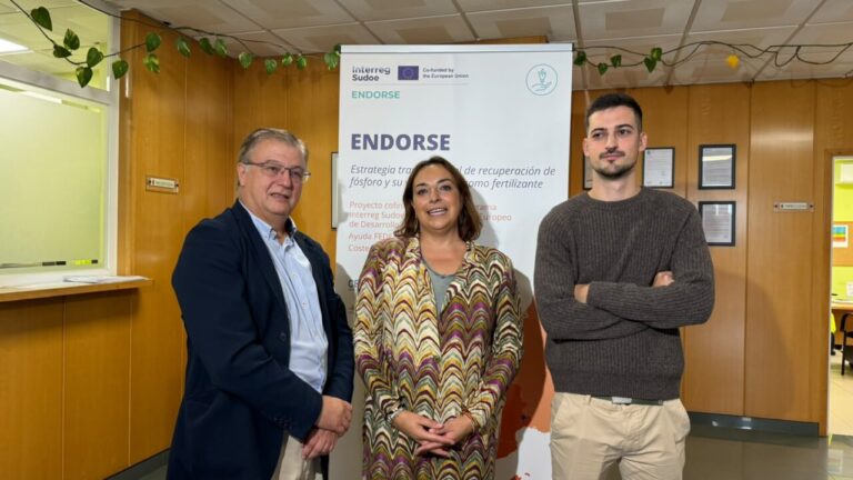 Tres personas posando en una jornada técnica sobre recuperación de fósforo en Palencia.