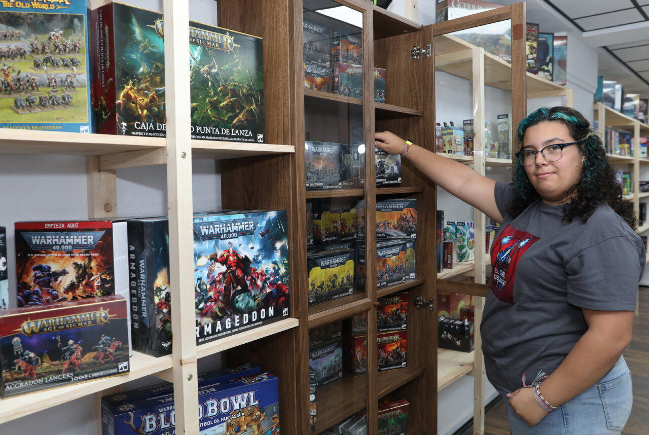 Joven organizando juegos de mesa en una tienda en Palencia