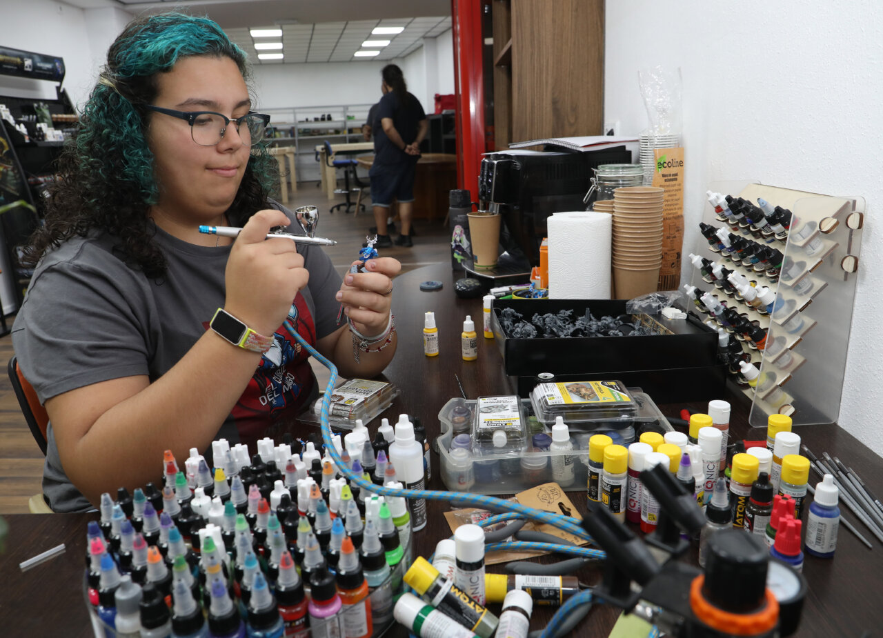 Joven pintando miniaturas en El Cubil del Mago en Palencia