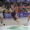 Jugador de baloncesto avanza con el balón mientras dos rivales intentan defenderlo.
