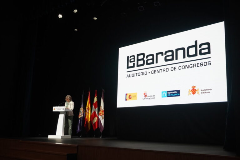 Inauguración del auditorio La Baranda en Baltanás con autoridades presentes