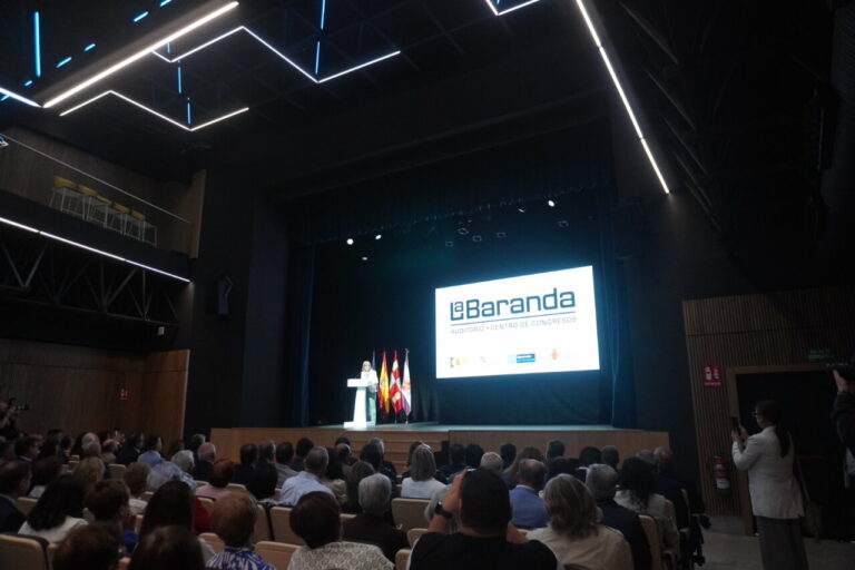 Inauguración del auditorio La Baranda con un público atento