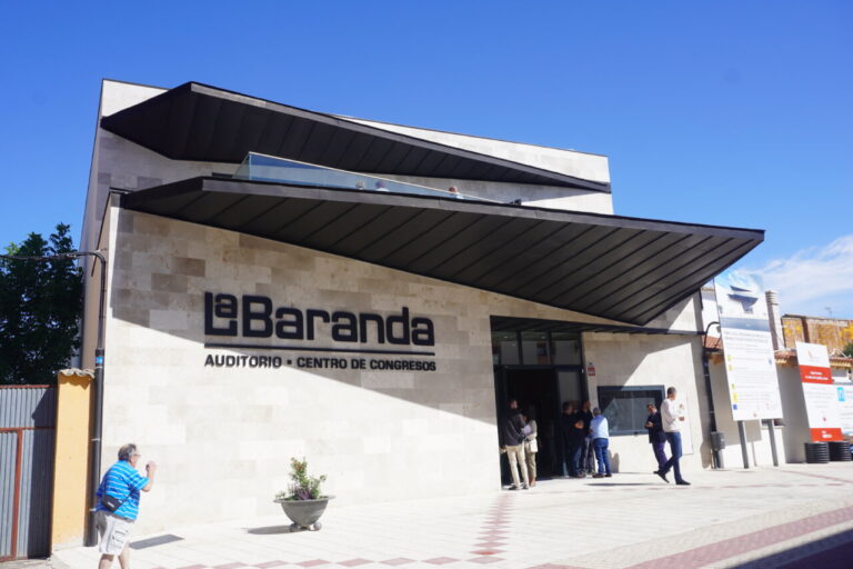 Fachada del centro cultural La Baranda en Baltanás, Palencia.