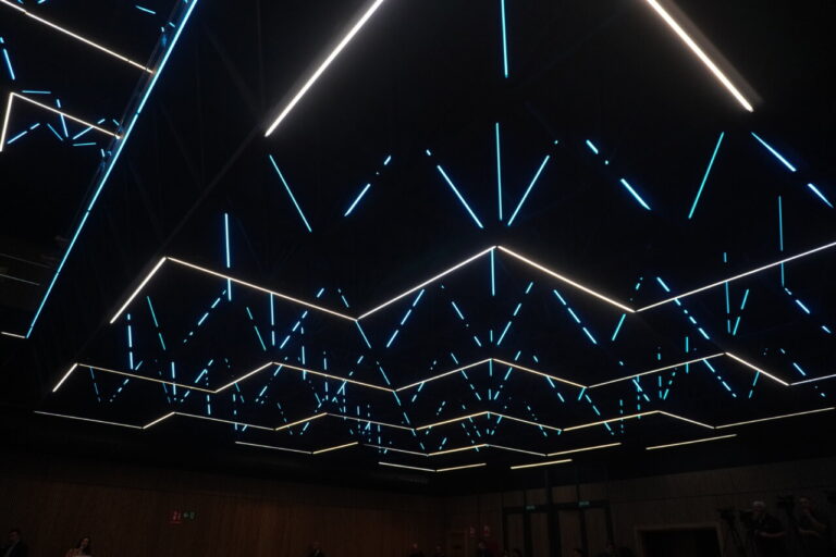Vista del techo iluminado del nuevo centro cultural La Baranda