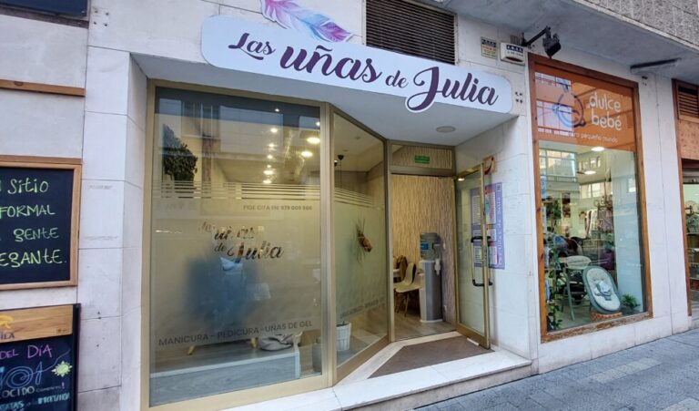 Fachada del salón de belleza Las uñas de Julia en Palencia