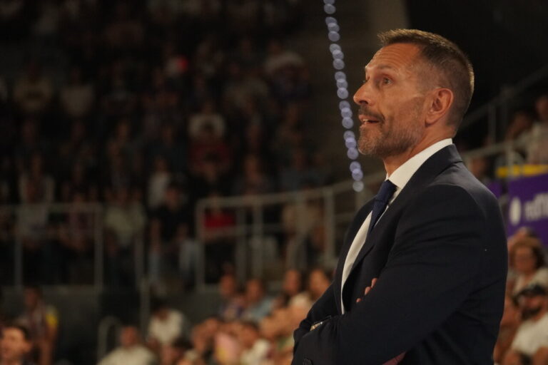 Entrenador del Iberolea Palencia en un partido de baloncesto