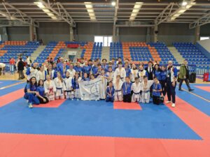 Grupo de karatekas con medallas en el Polideportivo de Valladolid