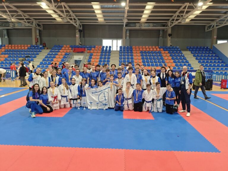 Grupo de karatekas con medallas en el Polideportivo de Valladolid
